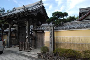 華嶽山春徳寺門